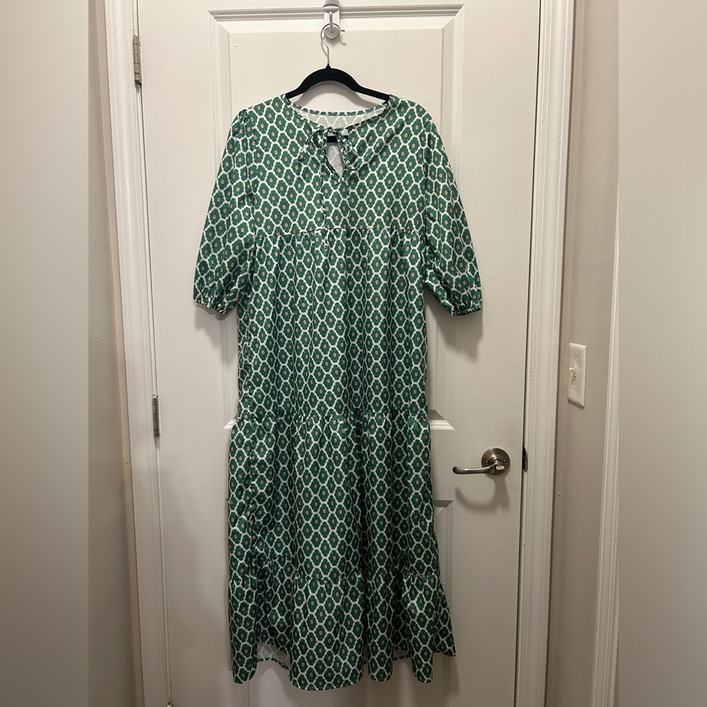 Green Tiered Style Dress w Puff Sleeves and Tie Front Women’s Medium